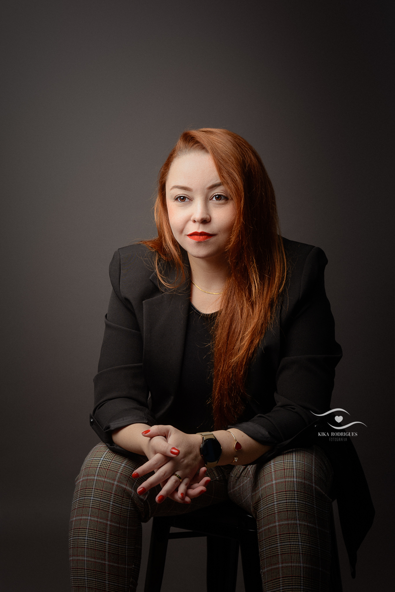 kikarodrigues, guarulhos, estudio, fotografia, ensaio, corporativo, classico, luxo, elegante, executivo, gerente, banco, profissional, cinza, sombra, café, estiloso, psicologo, autoridade
