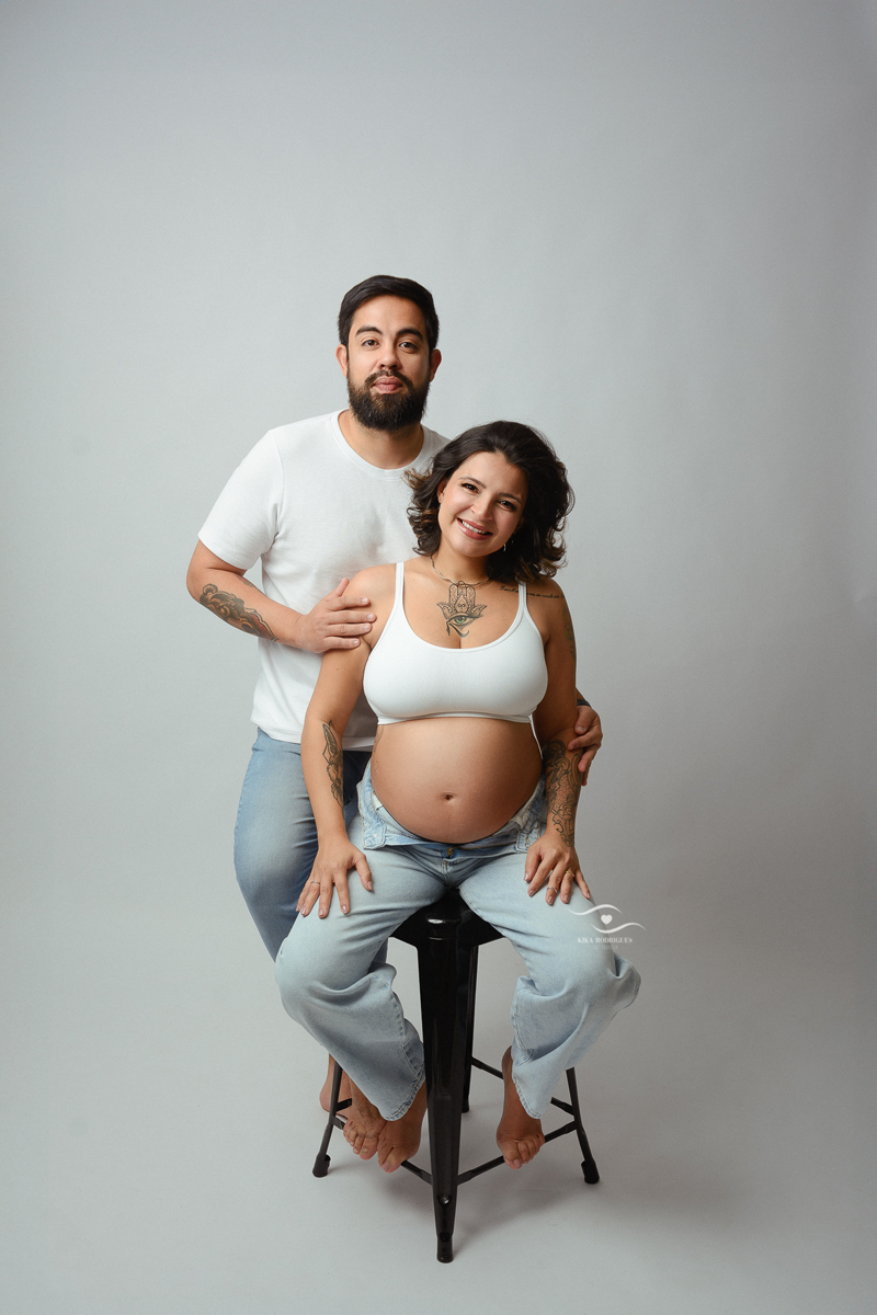 kikarodrigues-guarulhos-ensaio-gestante-gravida-estudio-marrom-classico-boho-luxo-elegante-cinza-preto-branco-mulher-maternidade