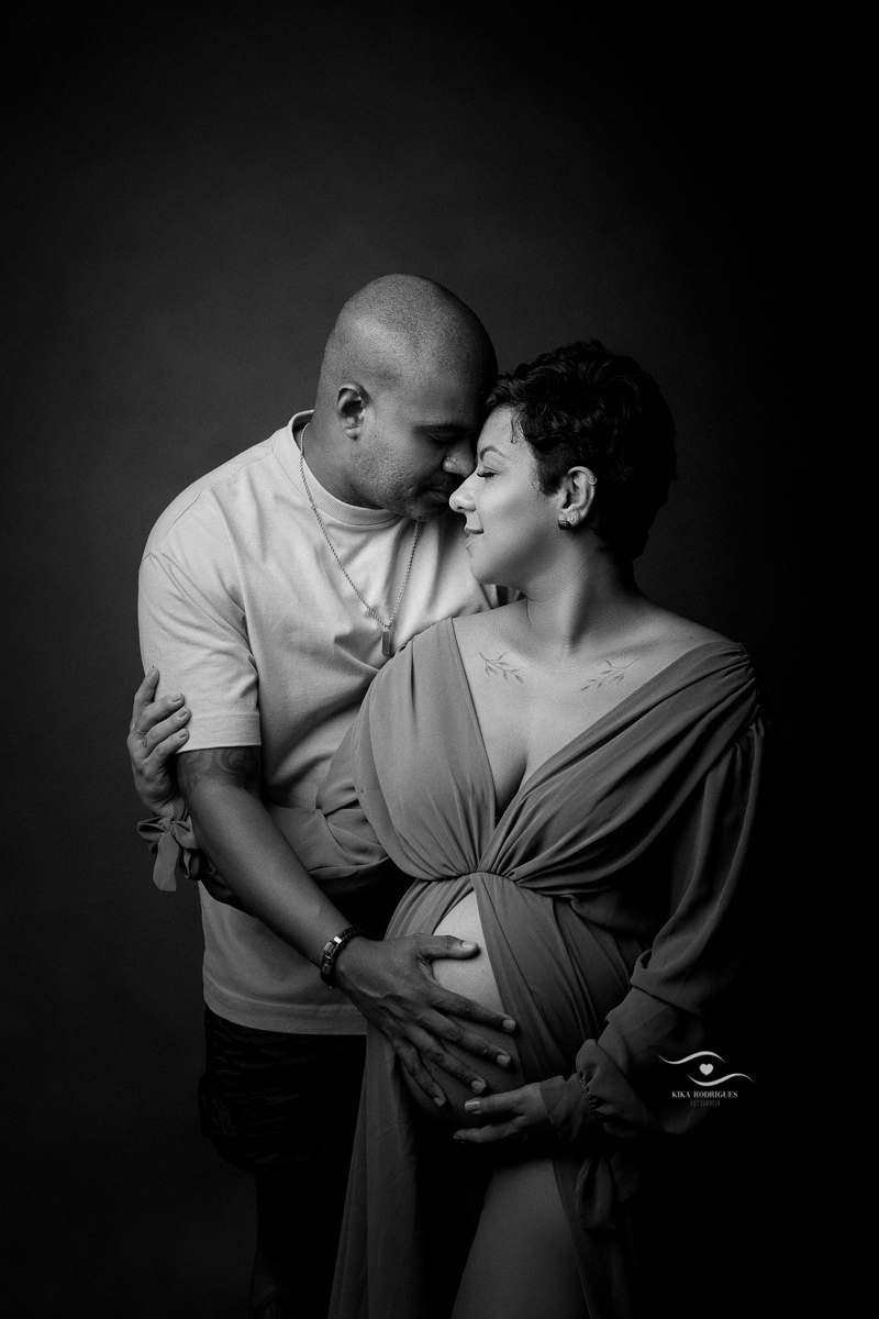 kikarodrigues-guarulhos-ensaio-gestante-gravida-estudio-marrom-classico-boho-luxo-elegante-ciza-preto-branco-negra-negritude-mulher-negra-gestante