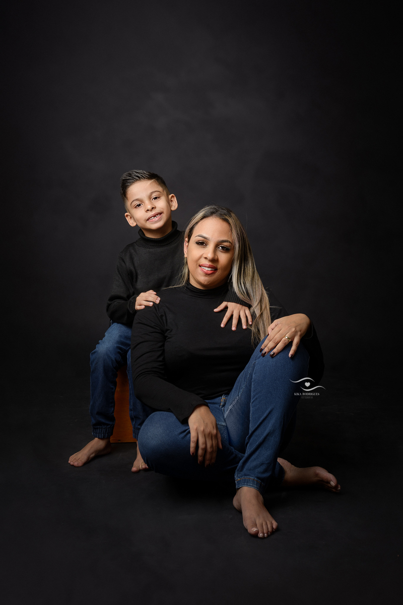 kikarodrigues-guarulhos-ensaio-familia-mae-filho-filha-avo-estudio-marrom-classico-boho-luxo-elegante-cinza-preto-branco-mulher-maternidade-dia-das-maes