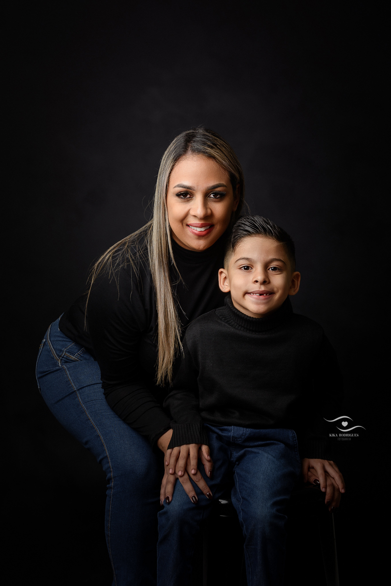 kikarodrigues-guarulhos-ensaio-familia-mae-filho-filha-avo-estudio-marrom-classico-boho-luxo-elegante-cinza-preto-branco-mulher-maternidade-dia-das-maes