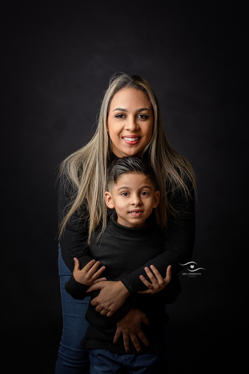 kikarodrigues-guarulhos-ensaio-familia-mae-filho-filha-avo-estudio-marrom-classico-boho-luxo-elegante-cinza-preto-branco-mulher-maternidade-dia-das-maes