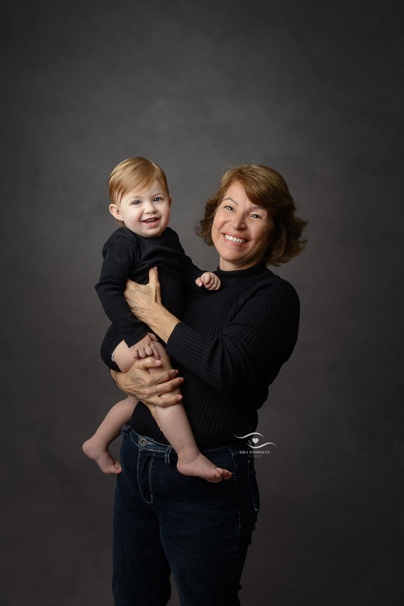 kikarodrigues-guarulhos-ensaio-familia-mae-filho-filha-avo-estudio-marrom-classico-boho-luxo-elegante-cinza-preto-branco-mulher-maternidade-dia-das-maes