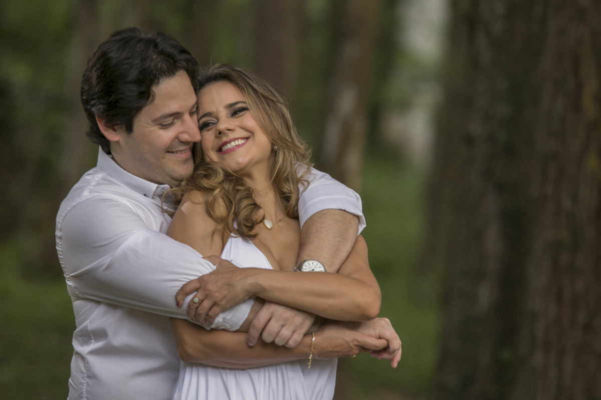 book de casal, um ensaio pre wedding ou pre casamento fotografado com a noiva, com vestido de noiva pelo fotografo de casamento juliano lemes de varginha, ensaio com lindas fotos de noivas