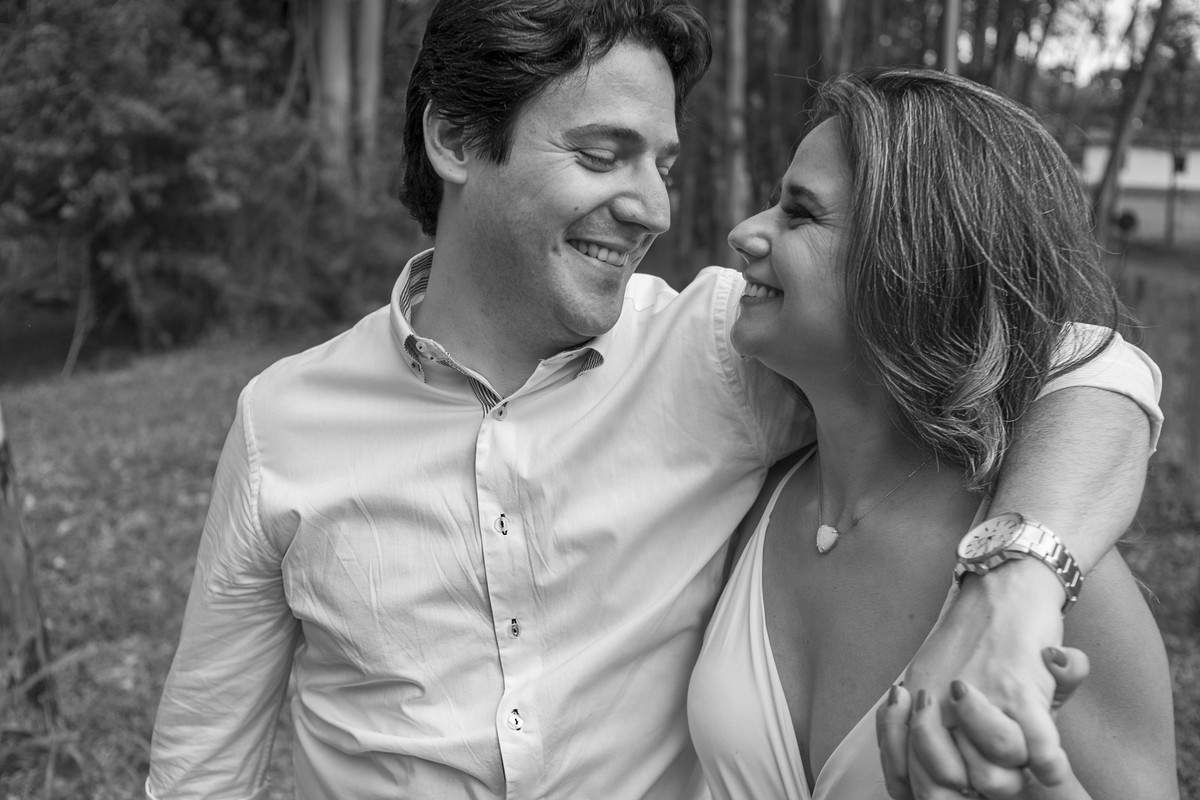 book de casal, um ensaio pre wedding ou pre casamento fotografado com a noiva, com vestido de noiva pelo fotografo de casamento juliano lemes de varginha, ensaio com lindas fotos de noivas