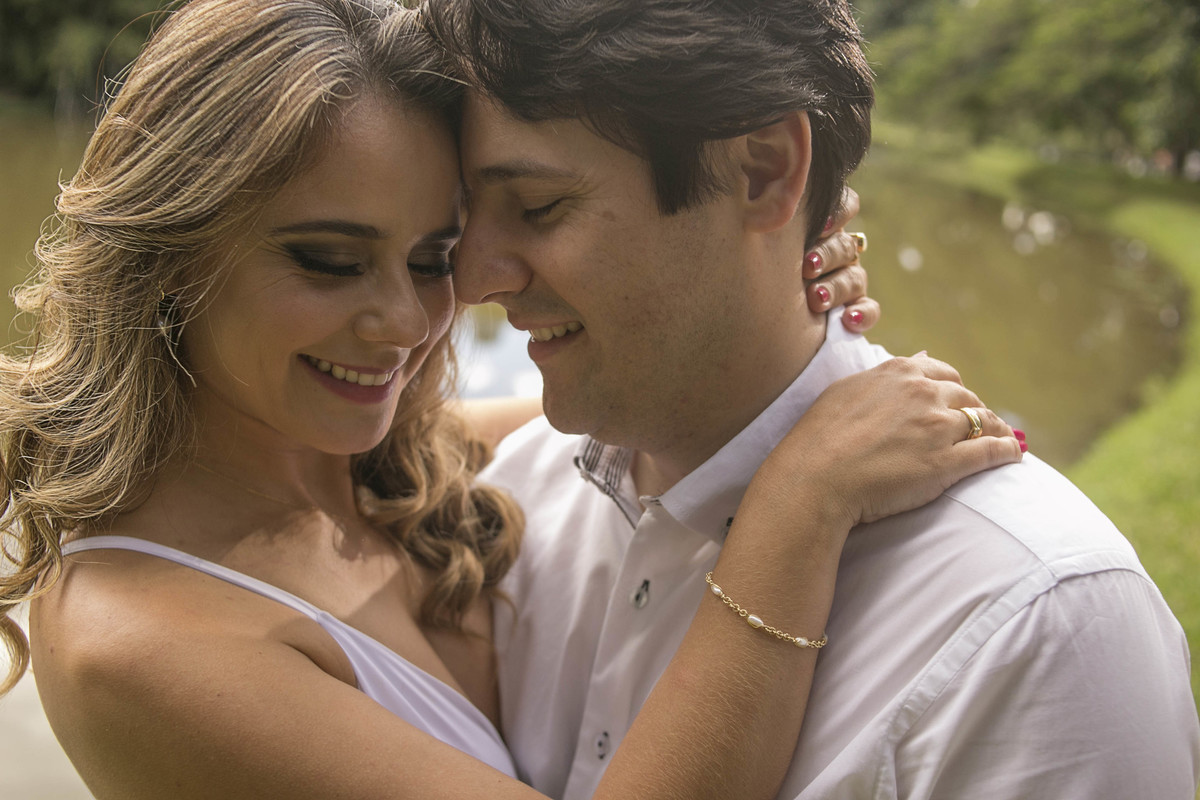 book de casal, um ensaio pre wedding ou pre casamento fotografado com a noiva, com vestido de noiva pelo fotografo de casamento juliano lemes de varginha, ensaio com lindas fotos de noivas