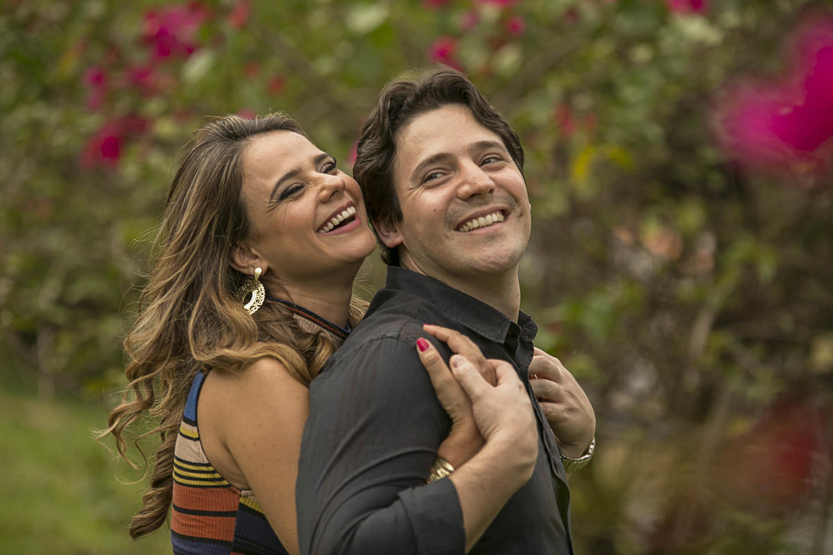 book de casal, um ensaio pre wedding ou pre casamento fotografado com a noiva, com vestido de noiva pelo fotografo de casamento juliano lemes de varginha, ensaio com lindas fotos de noivas