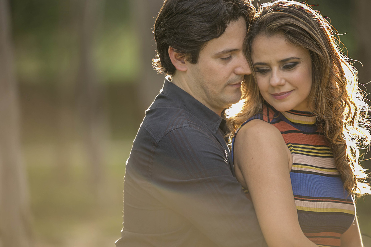 book de casal, um ensaio pre wedding ou pre casamento fotografado com a noiva, com vestido de noiva pelo fotografo de casamento juliano lemes de varginha, ensaio com lindas fotos de noivas