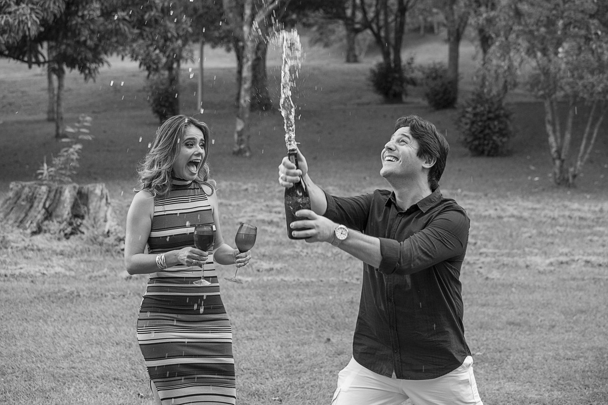 book de casal, um ensaio pre wedding ou pre casamento fotografado com a noiva, com vestido de noiva pelo fotografo de casamento juliano lemes de varginha, ensaio com lindas fotos de noivas