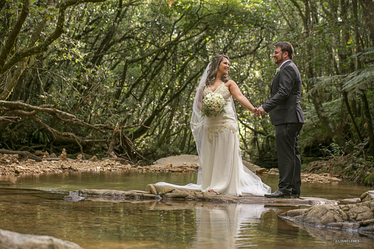 casamento, book de casal em são tome das letras a noiva com vestido lindo pra um book de casal em varginha, fotografo juliano lemes, sapato de noiva