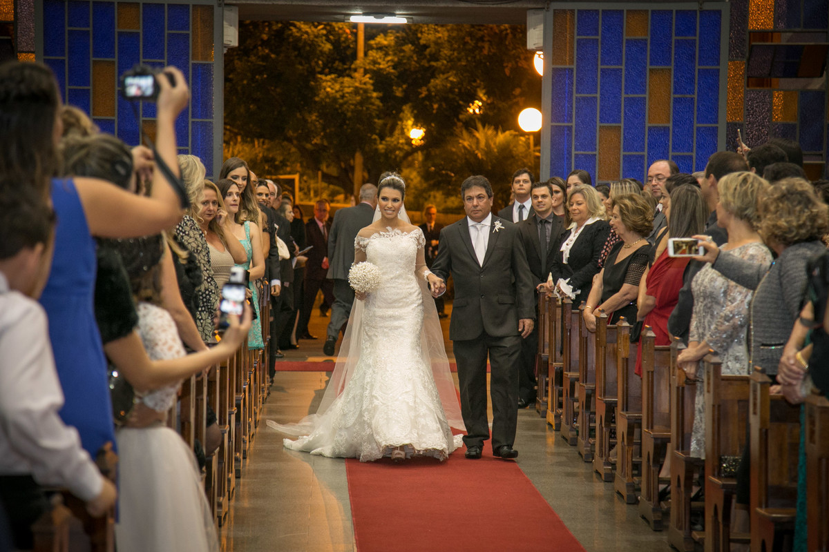 fotografo casamento noiva varginha, vestido noiva fotografo minas gerais, igreja matriz minas gerais, casamento lindo, foto casamento, book casal , álbum de casal, noivo e noiva