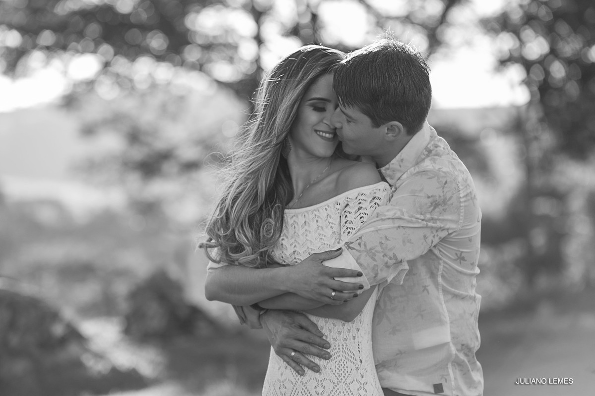 book de casal, noivos são thome das letras com fotografo de  casamento varginhense, três corações, pouso alegre, poços de caldas, fotos de noiva, vestido de noiva, sapato de noiva, álbum de casamento