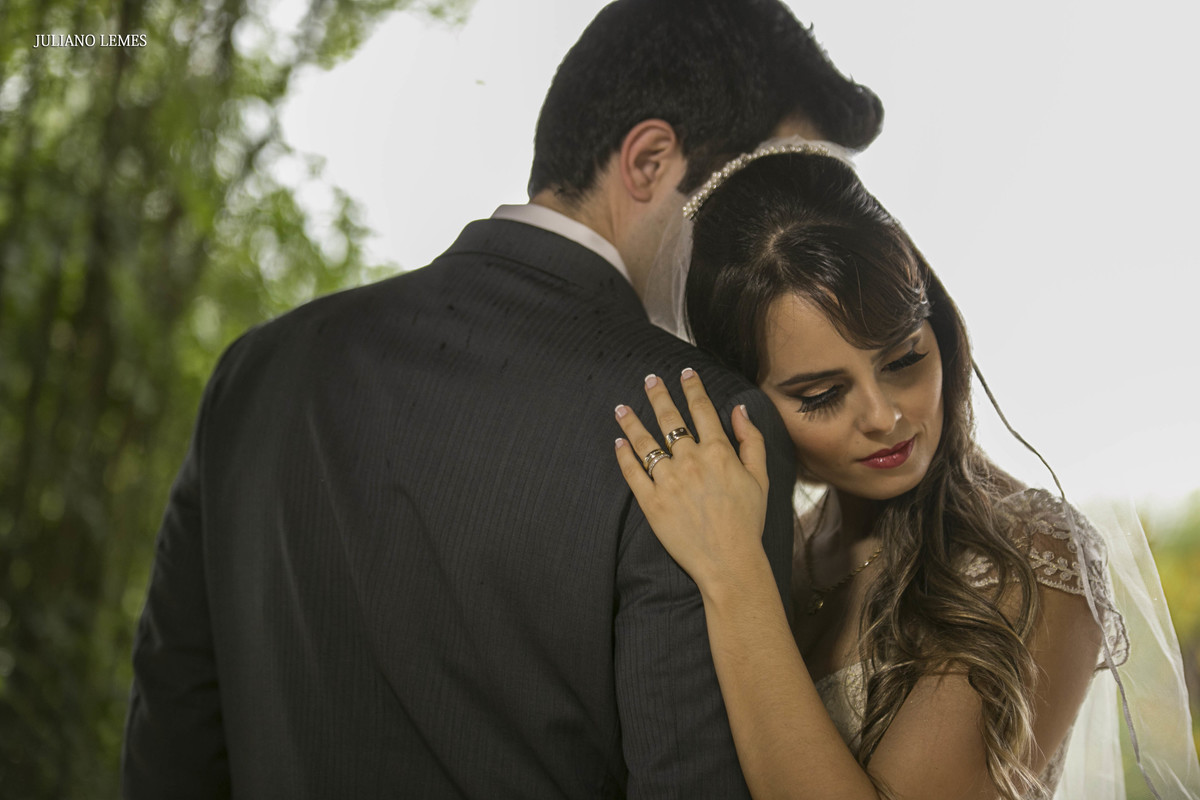 ensaio de casamento, realizado na fazenda pedra negra em tres pontas, proximo a varginha, minas gerais pelo fotografo de casamento e familia juliano lemes, ensaio de erika, com vetido de noiva e rodolfo em minas gerais