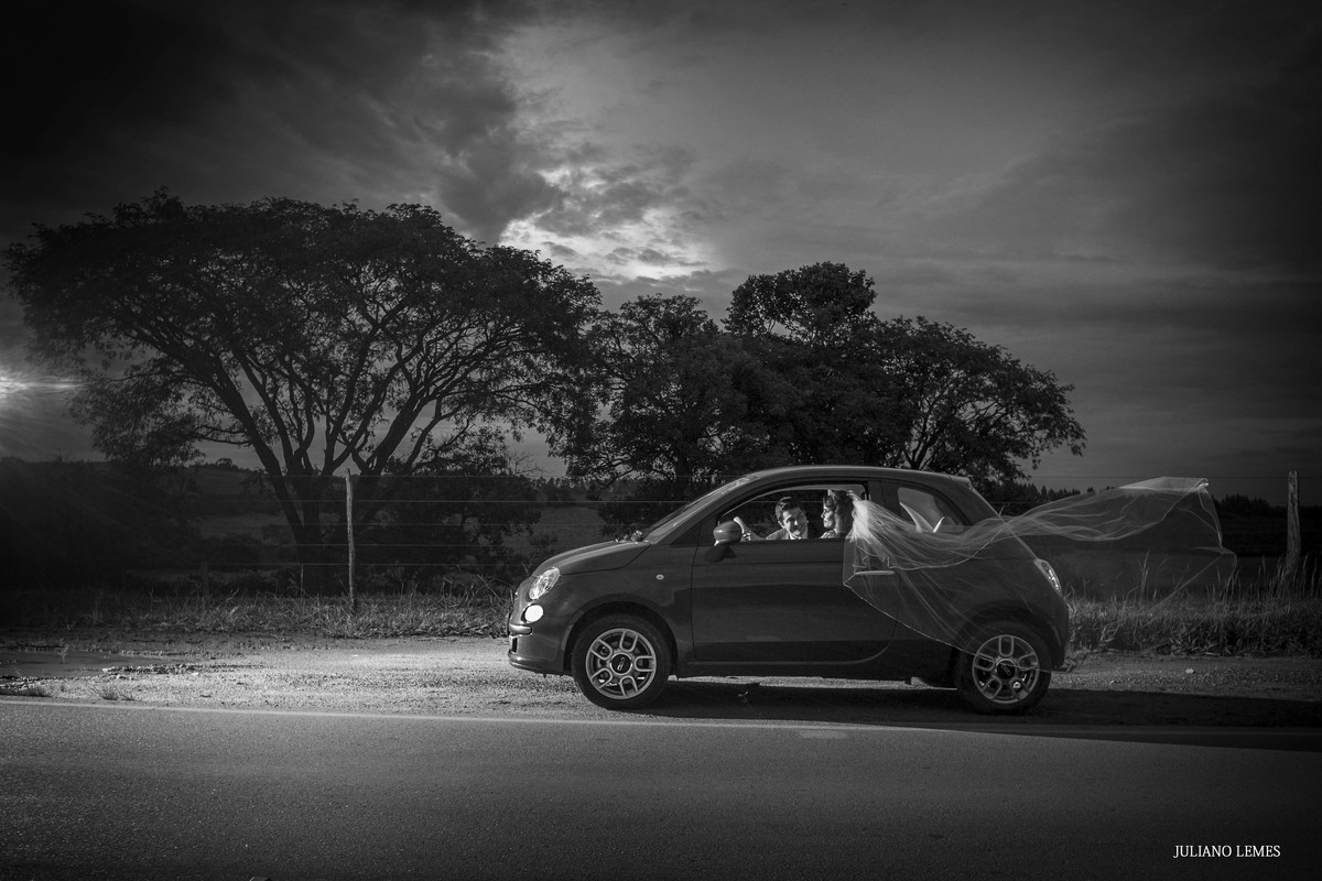ensaio de casamento, realizado na fazenda pedra negra em tres pontas, proximo a varginha, minas gerais pelo fotografo de casamento e familia juliano lemes, ensaio de erika, com vetido de noiva e rodolfo em minas gerais, e na estrada com o 500 da fiat
