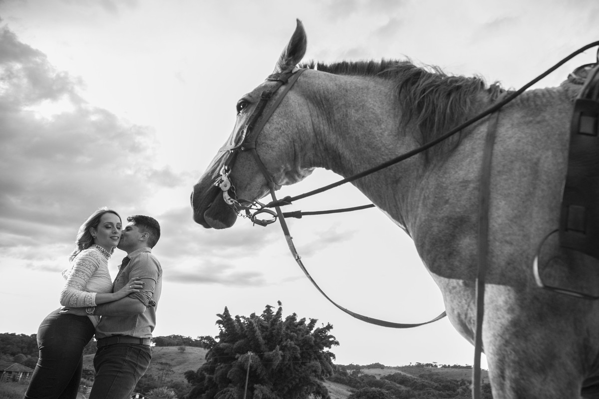 ensaio pre wedding, fotografado pelo fotografo de casamento juliano lemes de varginha, ensaio lindo de casal com cavalos e o casamento em maio em são joao del rei minas gerais