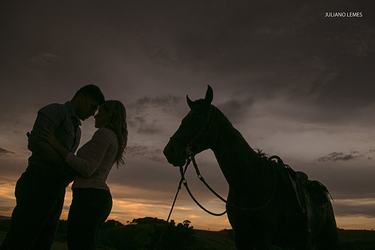 ensaio pre wedding, fotografado pelo fotografo de casamento juliano lemes de varginha, ensaio lindo de casal com cavalos e o casamento em maio em são joao del rei minas gerais