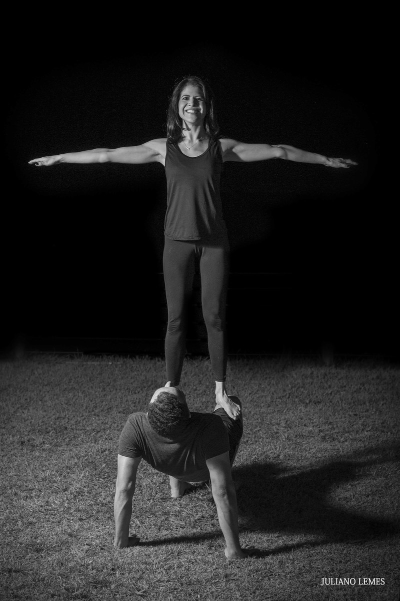 casal de noivos, kiki e alexandre sendo fotografados, no seu ensaio pre wedding, nas cidade de varginha minas gerais pelo fotografo de casamento juliano lemes