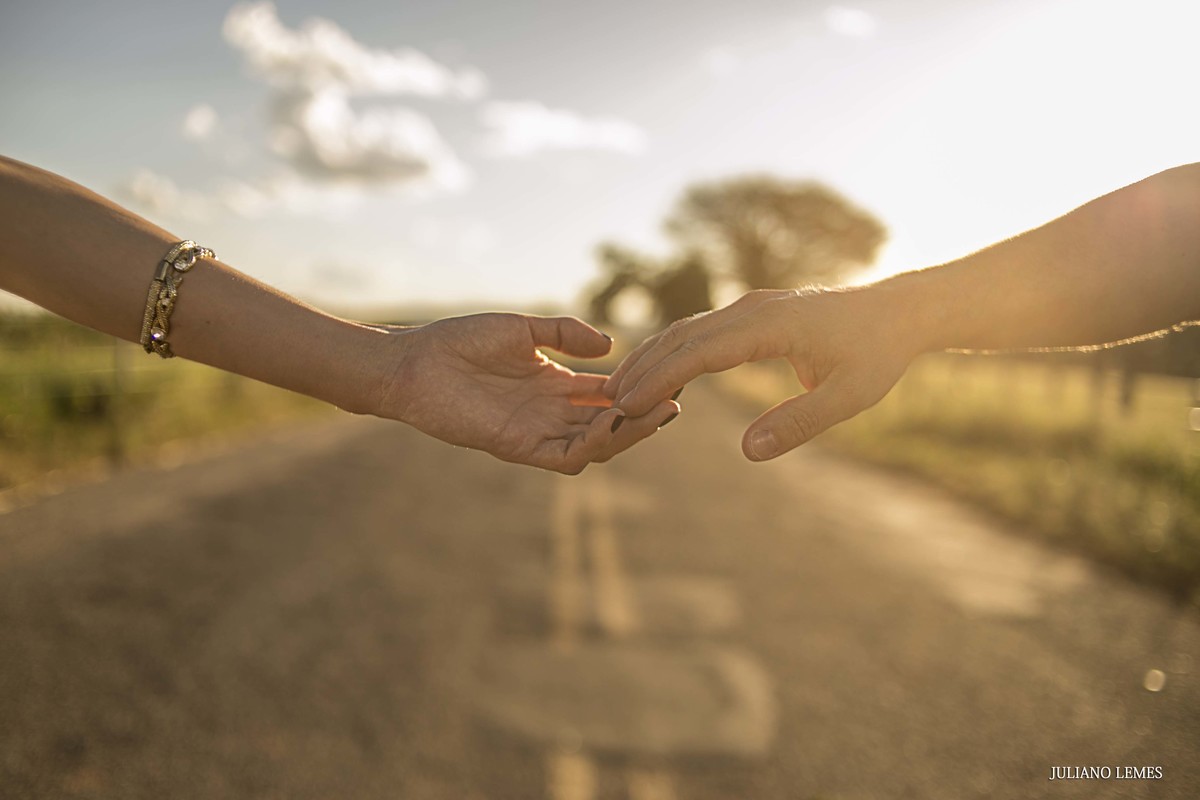 casal de noivos, kiki e alexandre sendo fotografados, no seu ensaio pre wedding, nas cidade de varginha minas gerais pelo fotografo de casamento juliano lemes