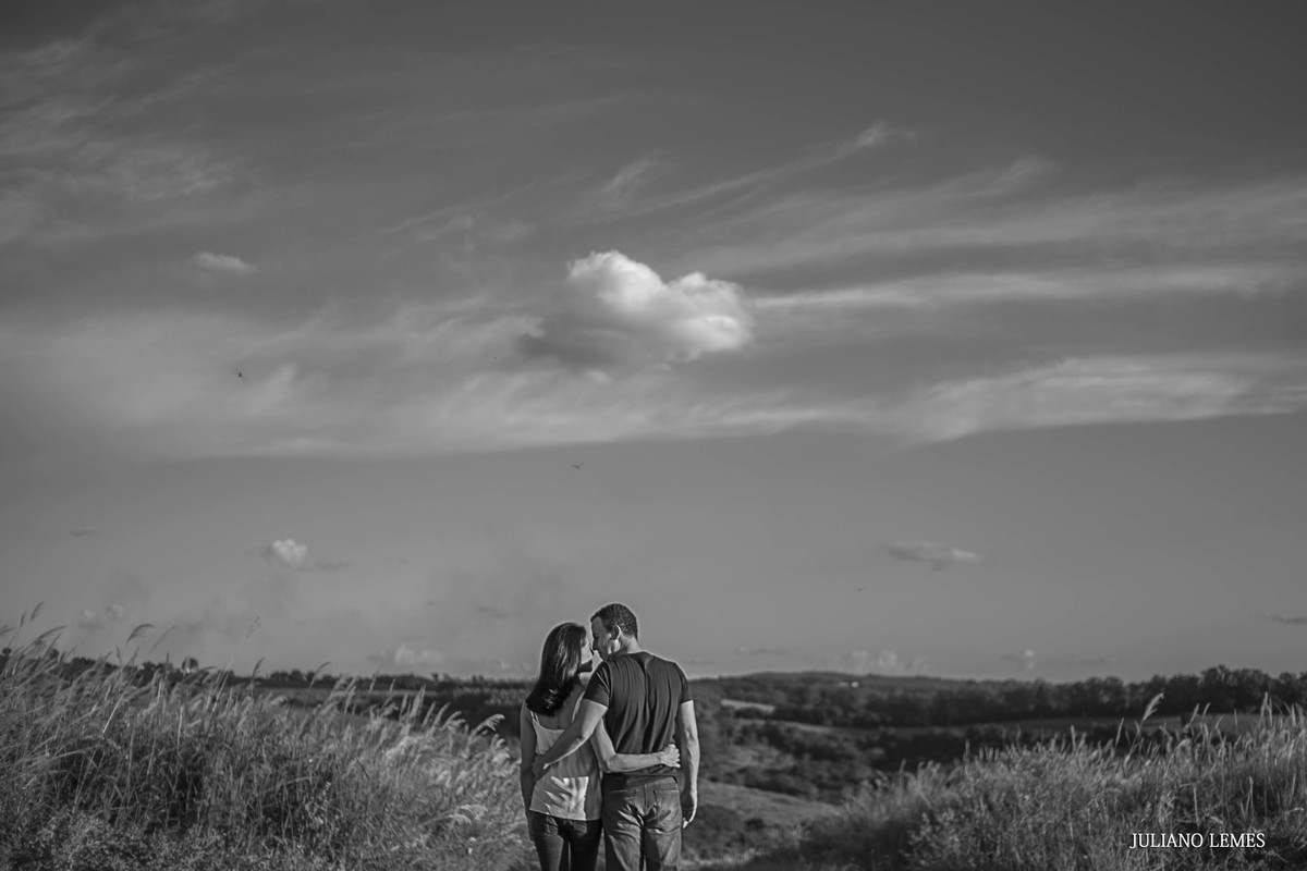 casal de noivos, kiki e alexandre sendo fotografados, no seu ensaio pre wedding, nas cidade de varginha minas gerais pelo fotografo de casamento juliano lemes