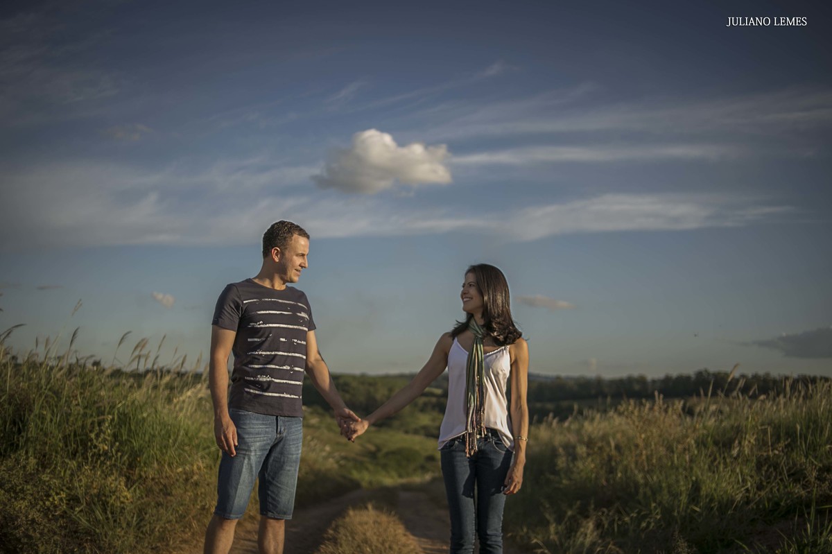 casal de noivos, kiki e alexandre sendo fotografados, no seu ensaio pre wedding, nas cidade de varginha minas gerais pelo fotografo de casamento juliano lemes