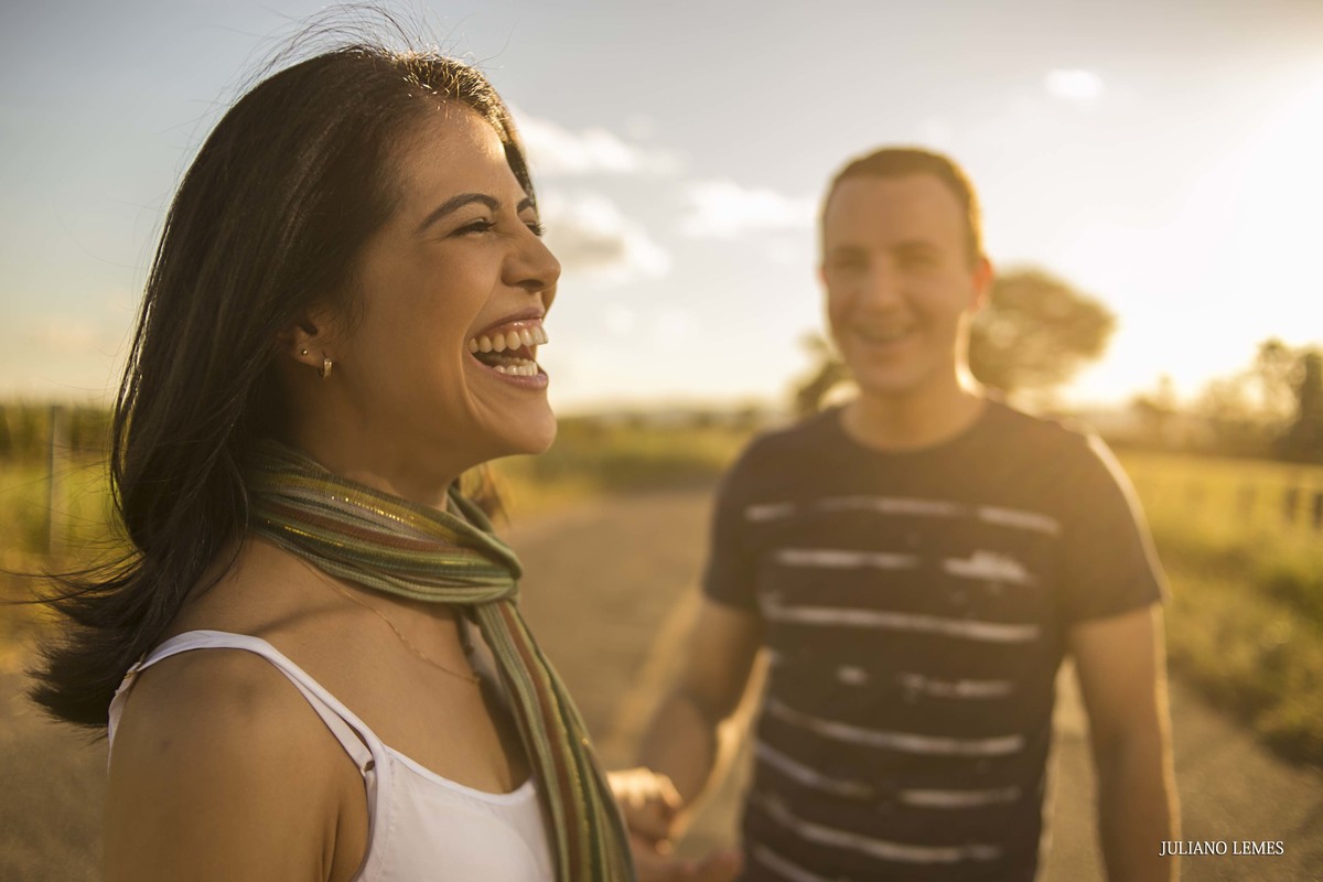 casal de noivos, kiki e alexandre sendo fotografados, no seu ensaio pre wedding, nas cidade de varginha minas gerais pelo fotografo de casamento juliano lemes