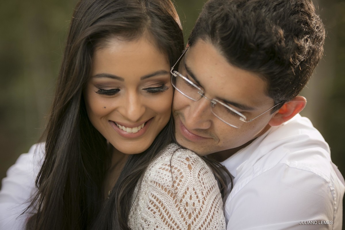 casal de noivos fotogrados por juliano lemes fotografo na cidade de varginha-mg