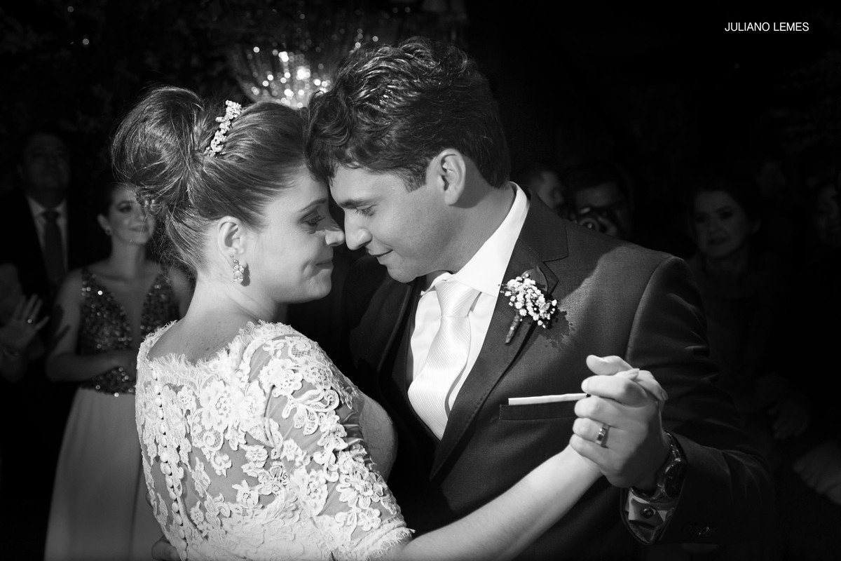 casamento de bruno e gabriela pelo fotografo de casamento juliano lemes da cidade de varginha, realizado na igreja matriz, a noiva usa um vestido lindo e a festa de casamento foi incrível