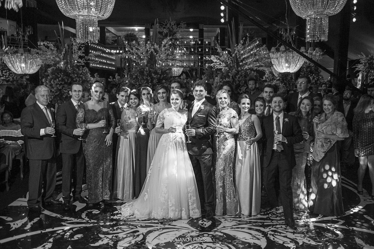 casamento de bruno e gabriela pelo fotografo de casamento juliano lemes da cidade de varginha, realizado na igreja matriz, a noiva usa um vestido lindo e a festa de casamento foi incrível