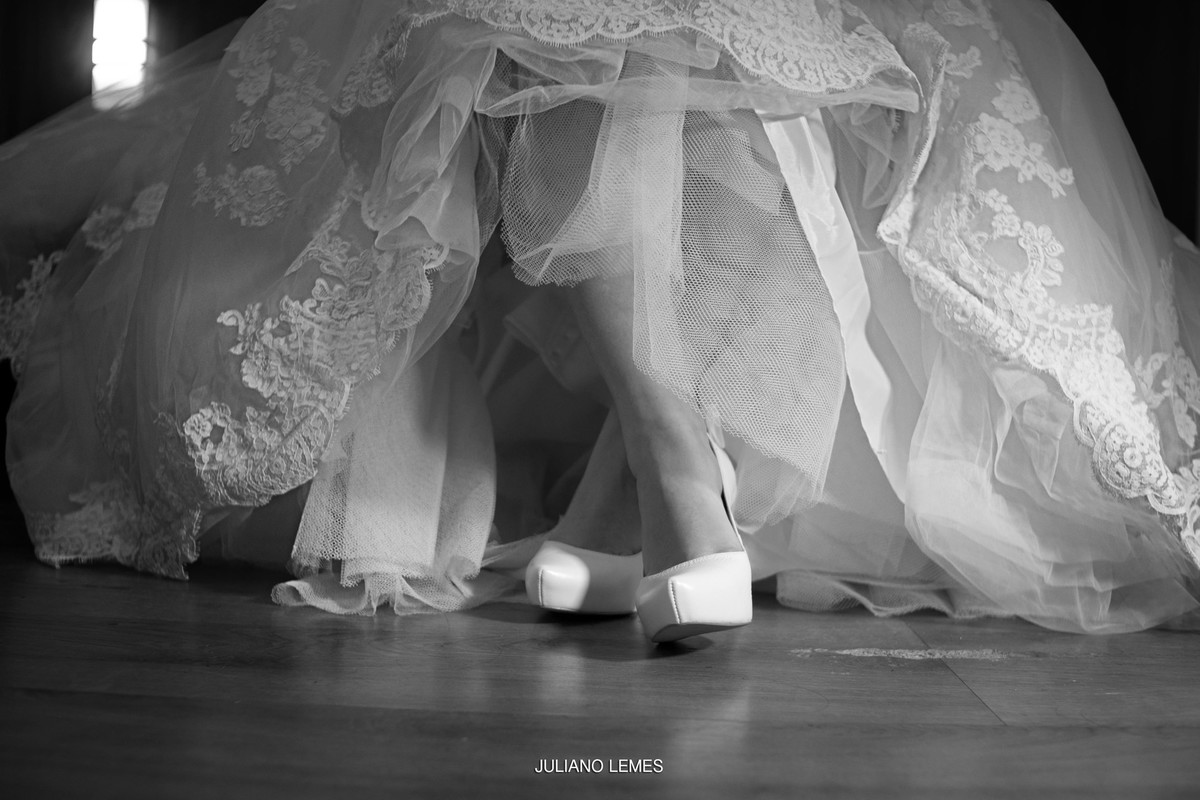 casamento de bruno e gabriela pelo fotografo de casamento juliano lemes da cidade de varginha, realizado na igreja matriz, a noiva usa um vestido lindo e a festa de casamento foi incrível