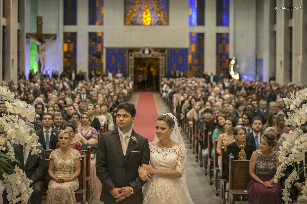 casamento de bruno e gabriela pelo fotografo de casamento juliano lemes da cidade de varginha, realizado na igreja matriz, a noiva usa um vestido lindo e a festa de casamento foi incrível