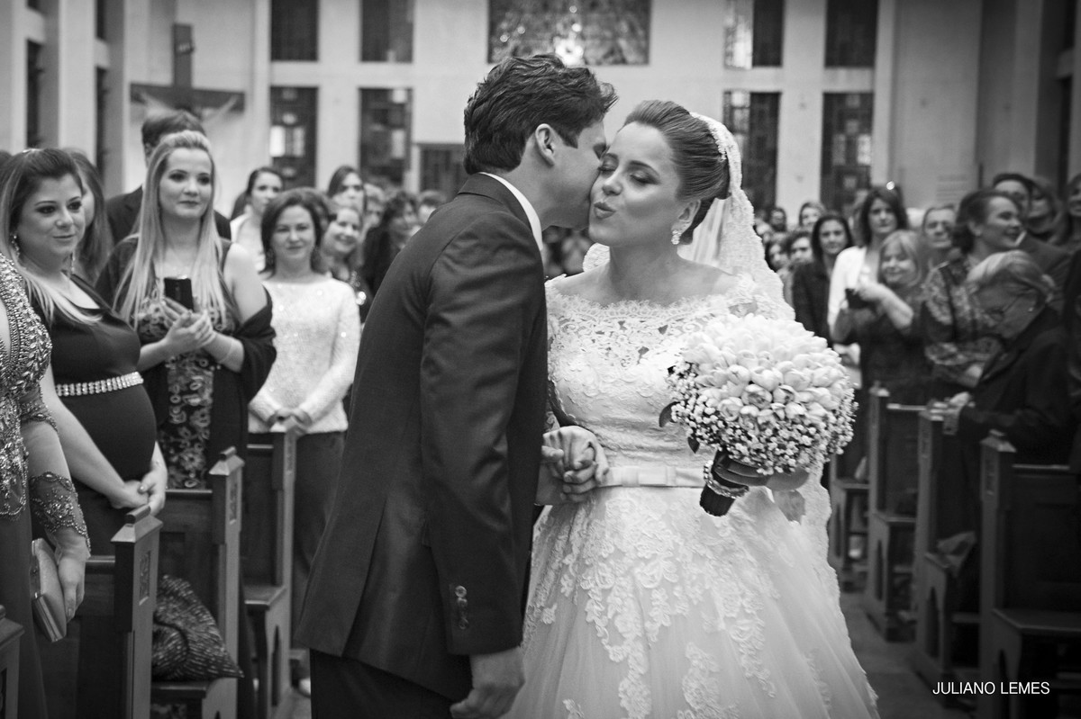casamento de bruno e gabriela pelo fotografo de casamento juliano lemes da cidade de varginha, realizado na igreja matriz, a noiva usa um vestido lindo e a festa de casamento foi incrível