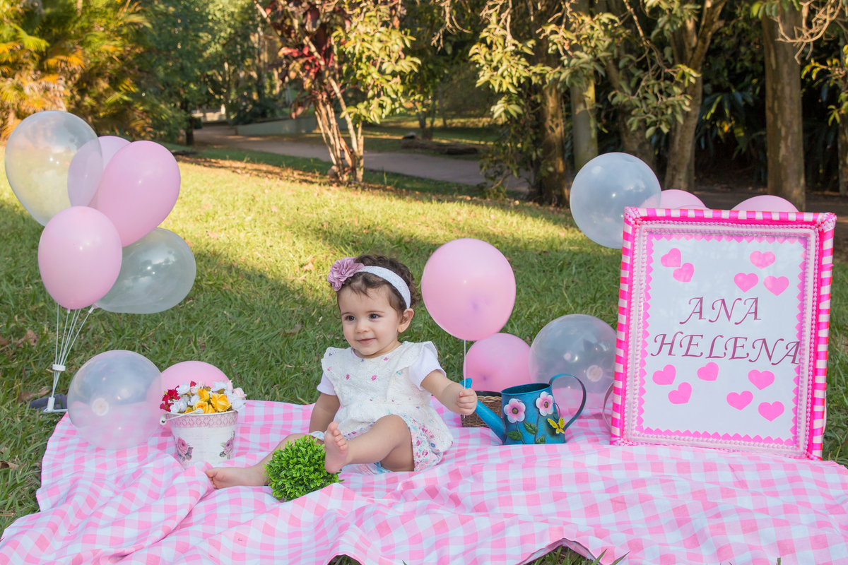 MENINA sentada em uma toalha xadrez cor de rosa no click da FOTÓGRAFA de ENSAIO SMASH THE FRUIT em SÃO PAULO, SP sorridente em uma imagem colorida