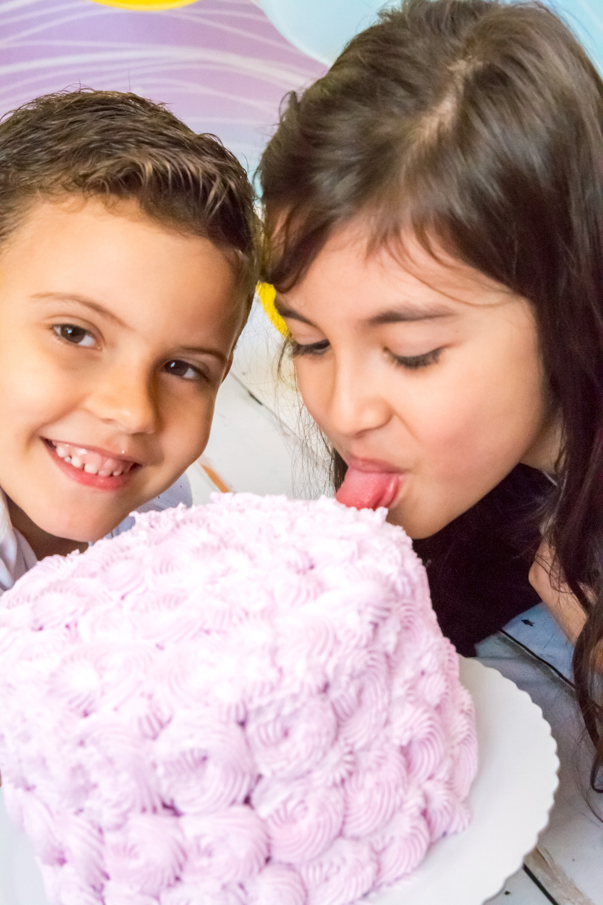 PRIMOS sentada OLHANDO para BOLO no click da FOTÓGRAFA de ENSAIO SMASH THE CAKE em SÃO PAULO, SP BRINCANDO em uma imagem colorida