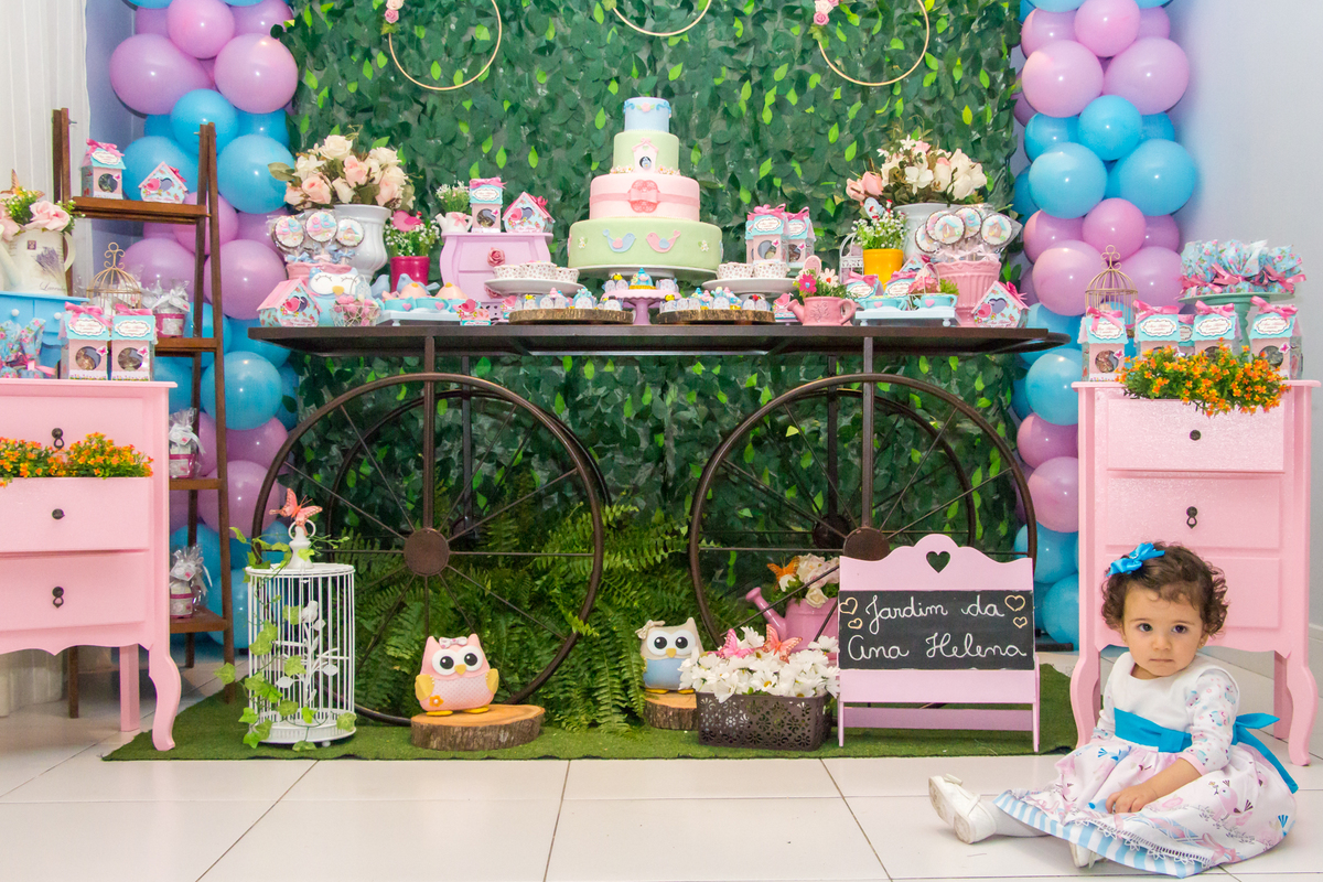 MENINA sentada de vestido com LAÇO AZUL em festa tema JARDIM ENCANTADO nas cores VERDE e CORES PASTÉIS no click da FOTÓGRAFA de FESTA INFANTIL em SÃO PAULO, SP em uma imagem colorida