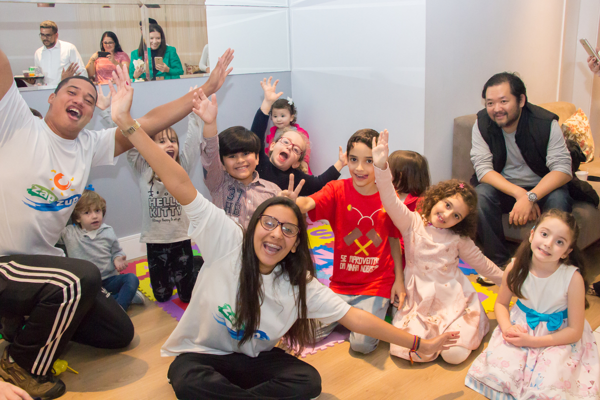 CRIANÇAS BRINCANDO em festa tema JARDIM ENCANTADO nas cores VERDE e CORES PASTÉIS no click da FOTÓGRAFA de FESTA INFANTIL em SÃO PAULO, SP em uma imagem colorida