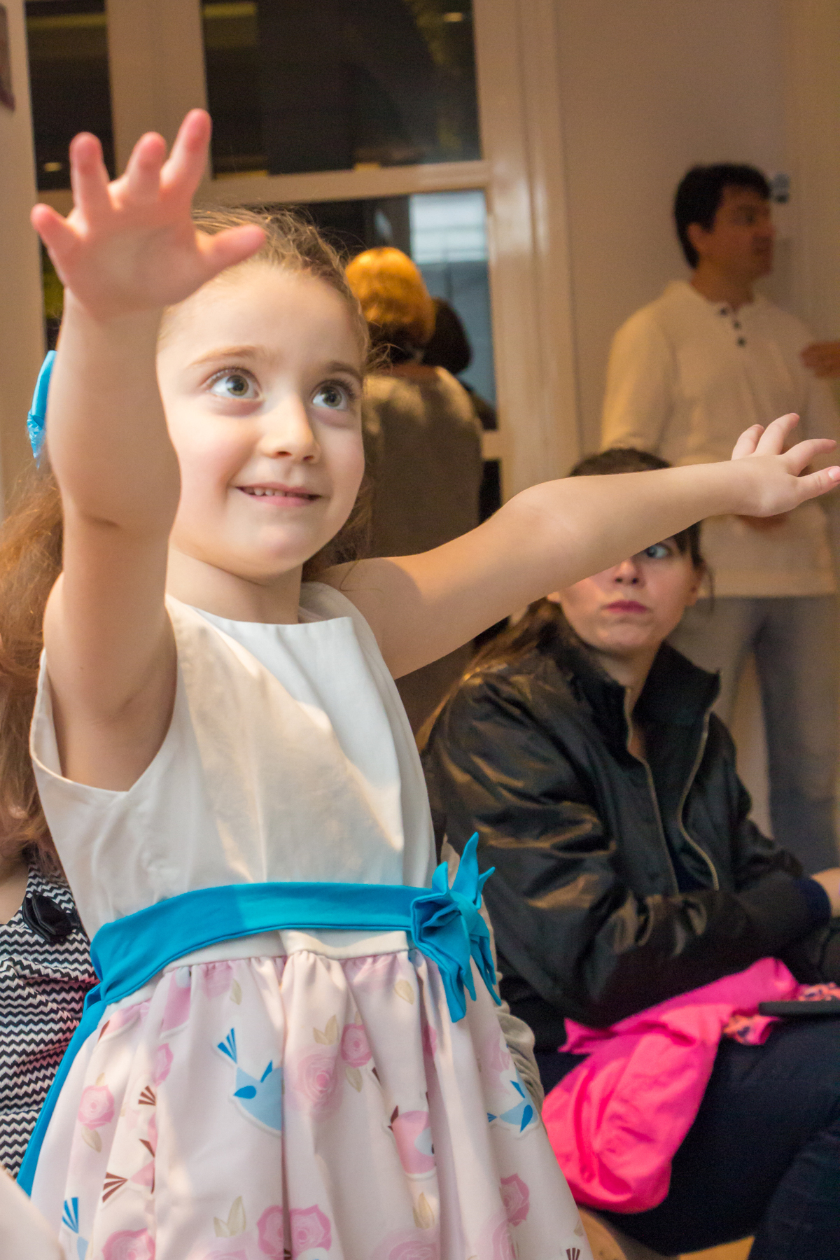 MENINA sorrindo de vestido com LAÇO AZUL em festa tema JARDIM ENCANTADO nas cores VERDE e CORES PASTÉIS no click da FOTÓGRAFA de FESTA INFANTIL em SÃO PAULO, SP em uma imagem colorida