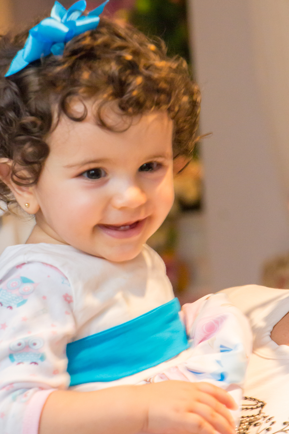 MENINA sorrindo de vestido com LAÇO AZUL em festa tema JARDIM ENCANTADO nas cores VERDE e CORES PASTÉIS no click da FOTÓGRAFA de FESTA INFANTIL em SÃO PAULO, SP em uma imagem colorida