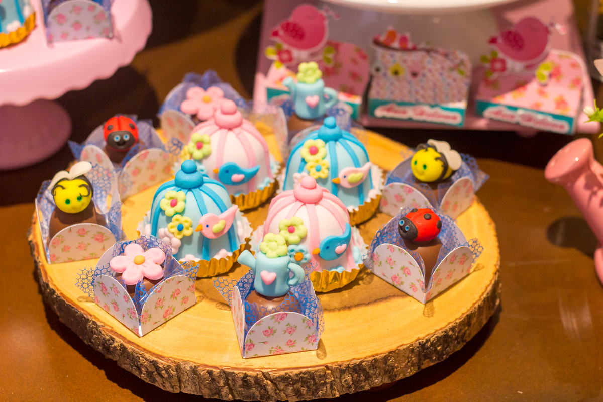 Decoração tema JARDIM ENCANTADO nas cores VERDE e CORES PASTÉIS no click da FOTÓGRAFA de FESTA INFANTIL em SÃO PAULO, SP em uma imagem colorida