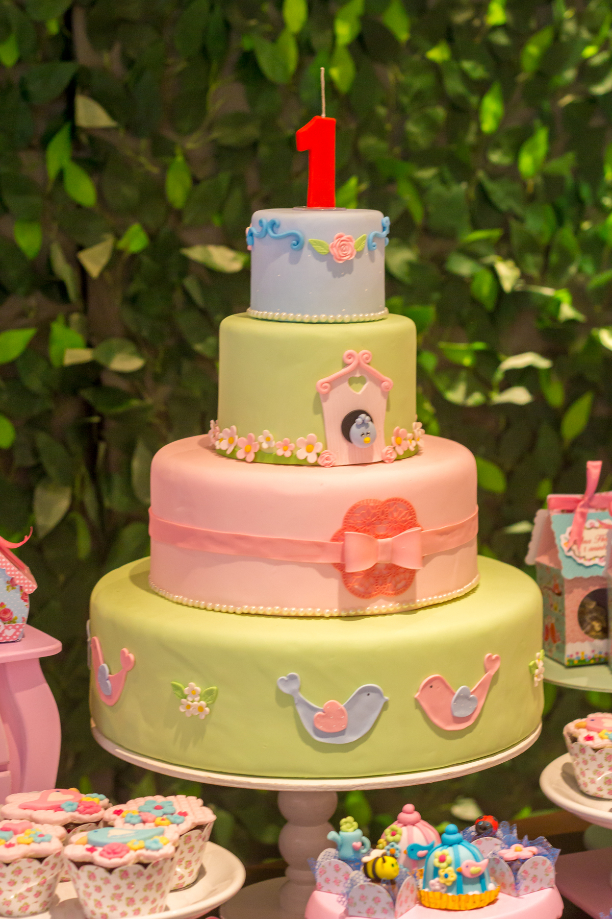 Decoração tema JARDIM ENCANTADO nas cores VERDE e CORES PASTÉIS no click da FOTÓGRAFA de FESTA INFANTIL em SÃO PAULO, SP em uma imagem colorida