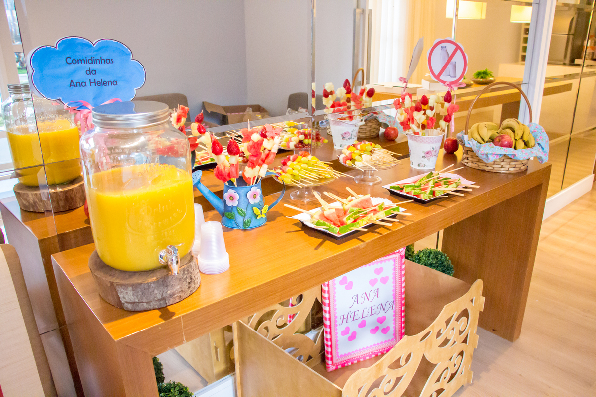 MESA DE FRUTAS em decoração tema JARDIM ENCANTADO nas cores VERDE e CORES PASTÉIS no click da FOTÓGRAFA de FESTA INFANTIL em SÃO PAULO, SP em uma imagem colorida