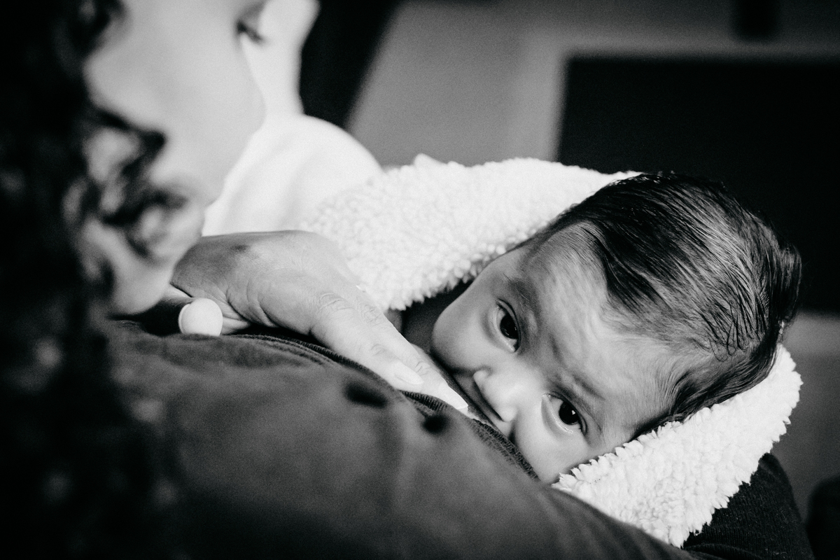 MÃE amamentando sua bebê RECÉM NASCIDA no click da FOTÓGRAFA de FAMÍLIA e NEWBORN em OSASCO, SP em uma imagem PB