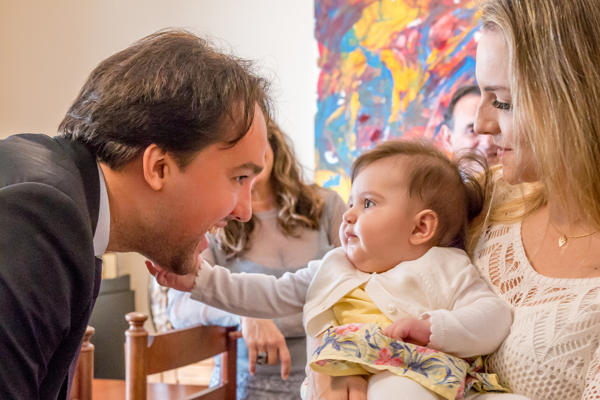 NOIVOS brincando com BEBÊ na casa dos NOIVOS no click da FOTÓGRAFA de CASAMENTO em SÃO PAULO, SP em uma imagem colorida