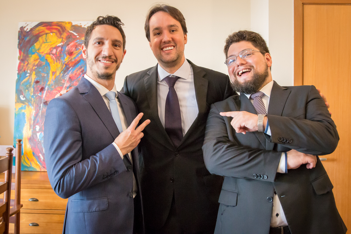 NOIVO e PADRINHOS sorrindo na casa dos NOIVOS no click da FOTÓGRAFA de CASAMENTO em SÃO PAULO, SP em uma imagem colorida
