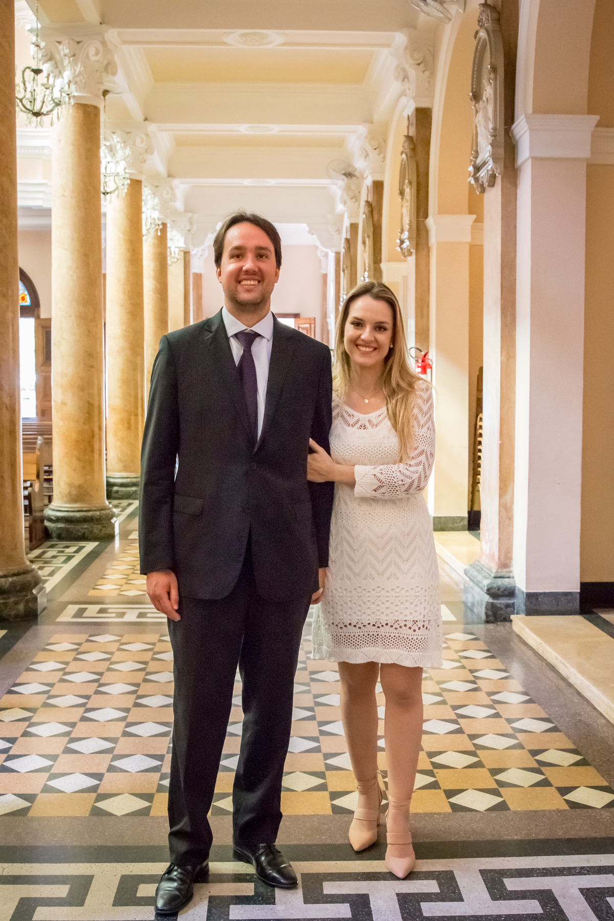 NOIVOS sorrindo para a FOTÓGRAFA  na IGREJA em CASAMENTO no click da FOTÓGRAFA de CASAMENTO em SÃO PAULO, SP em uma imagem colorida