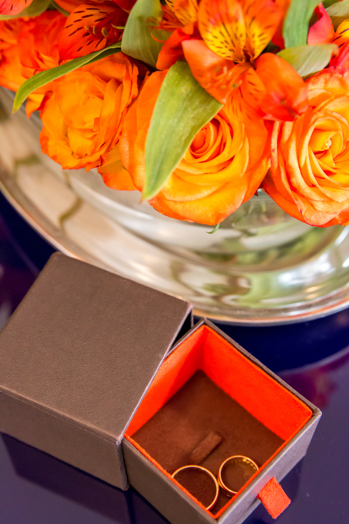 ALIANÇAS na caixinha com FLORES ao lado na casa dos NOIVOS no click da FOTÓGRAFA de CASAMENTO em SÃO PAULO, SP em uma imagem colorida