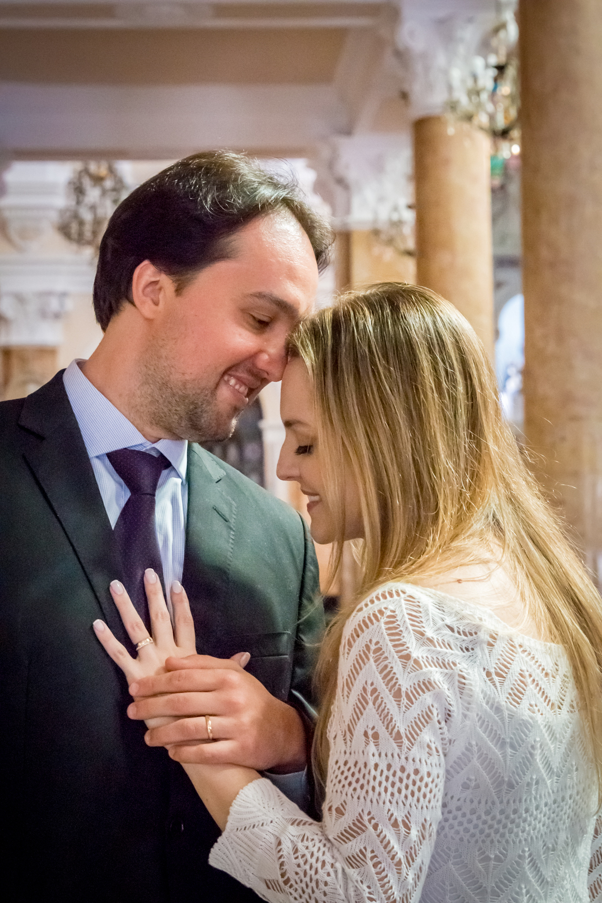 NOIVOS se abraçando na IGREJA em CASAMENTO no click da FOTÓGRAFA de CASAMENTO em SÃO PAULO, SP em uma imagem colorida