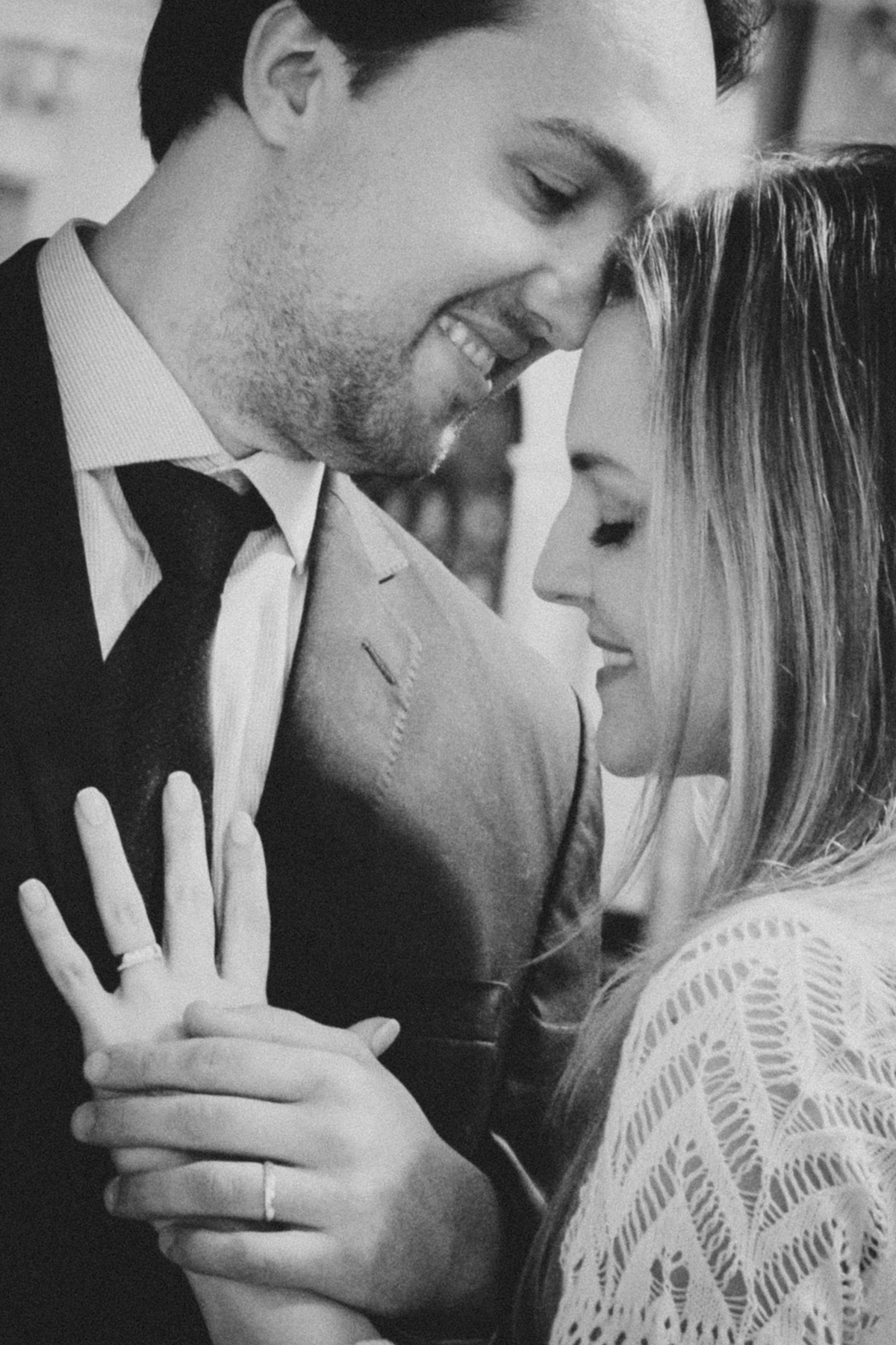 NOIVOS se abraçando na IGREJA em CASAMENTO no click da FOTÓGRAFA de CASAMENTO em SÃO PAULO, SP em uma imagem colorida