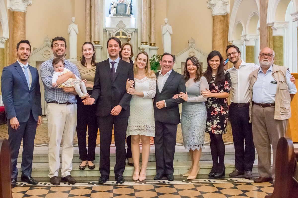 NOIVOS sorrindo com a FAMÍLIA e AMIGOS para a FOTÓGRAFA  na IGREJA em CASAMENTO no click da FOTÓGRAFA de CASAMENTO em SÃO PAULO, SP em uma imagem colorida