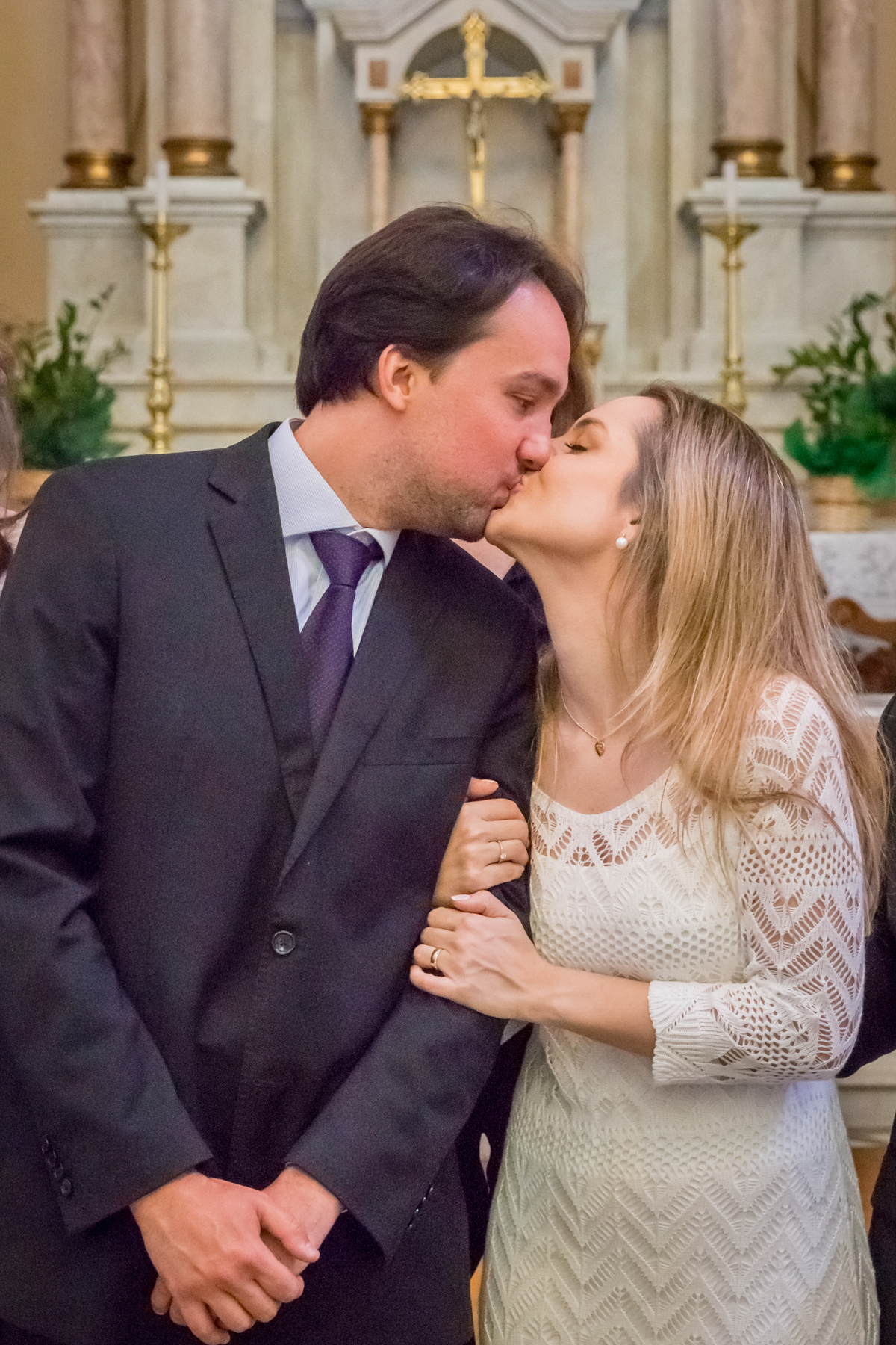 NOIVOS se beijando na IGREJA em CASAMENTO no click da FOTÓGRAFA de CASAMENTO em SÃO PAULO, SP em uma imagem colorida