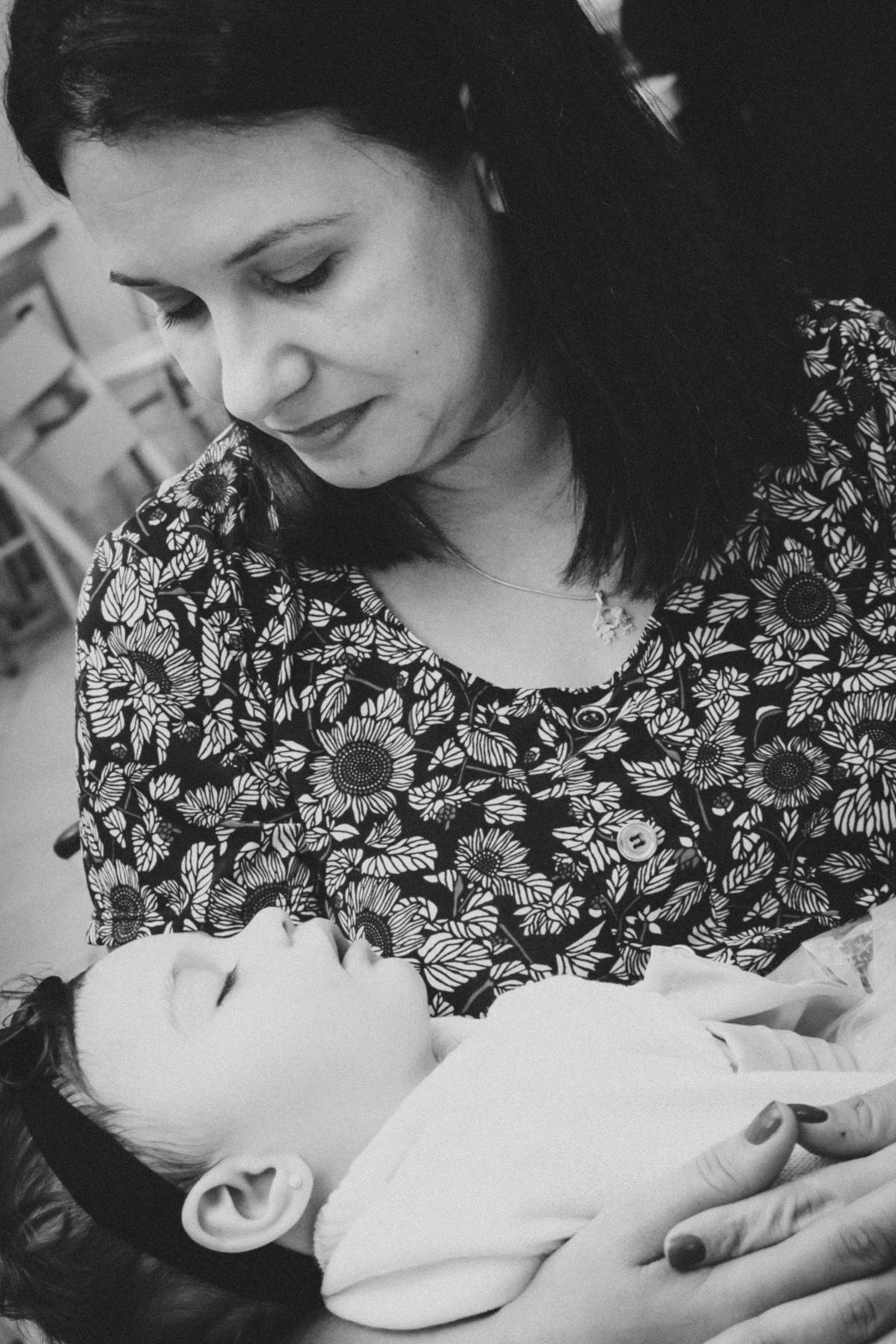 MENINA DORMINDO no COLO da MÃE em festa com a decoração tema ALICE NO PÁIS DAS MARAVILHAS no click do FOTÓGRAFO de FESTA INFANTIL em SÃO PAULO, SP em uma imagem pb